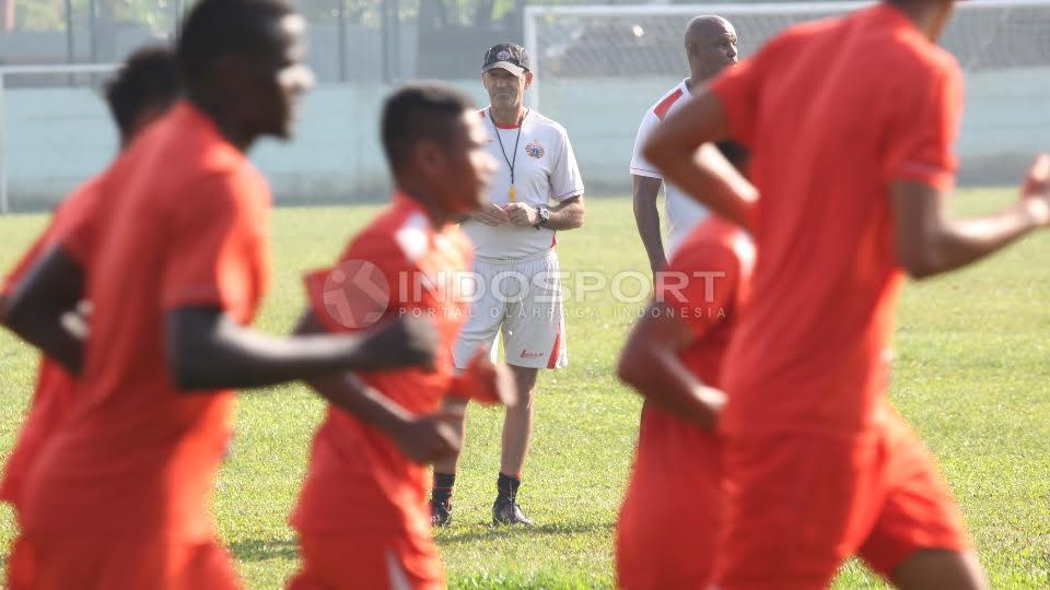 Pelatih Persija Jakarta, Paulo Camargo (tengah) memimpin langsung latihan tim Macan Kemayoran jelang melawan Semen Padang di Lapangan Yon Zikon 14.